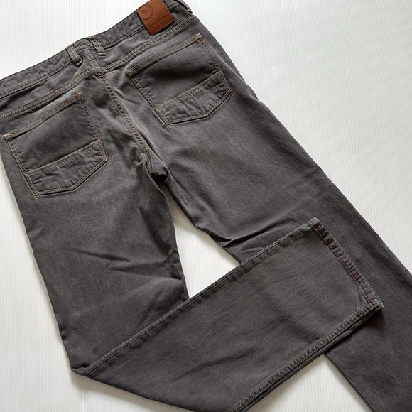 Tommy Bahama Gray straight leg Men's Jeans. Size 33 x 32 - Picture 15 of 16